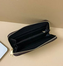 Load image into Gallery viewer, Skull Purse
