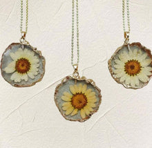 Load image into Gallery viewer, Daisy (1 x necklace)
